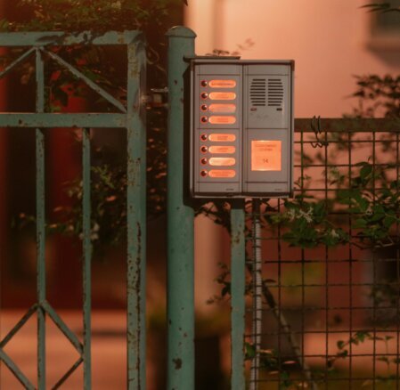 foto di campanello di condomino con citofono 