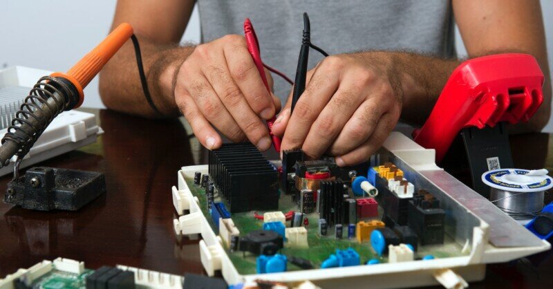 foto di tecnico, intento a saldare un circuito stampato